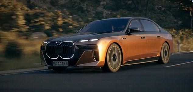 Мбаппе собирается получить новый BMW i7 M70 xDrive, который в настоящее время продается по цене более 164 000 фунтов стерлингов.