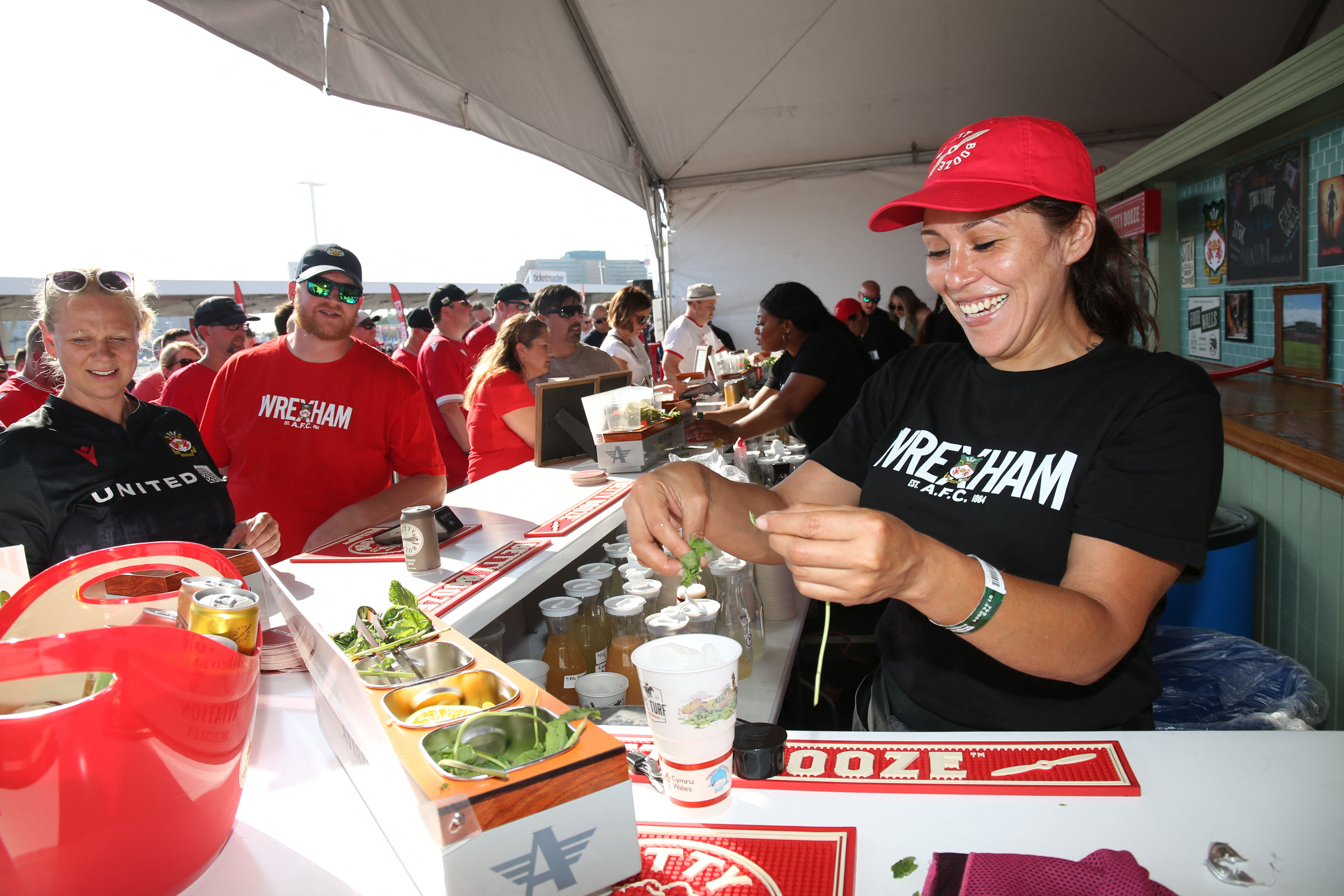 Паб Turf в Рексеме остался за пределами стадиона Levi Stadium