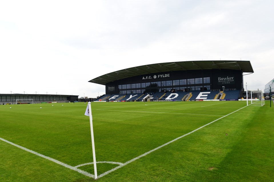 Матч вне лиги между командами AFC Fylde и Southend был отменен из-за отмены поезда