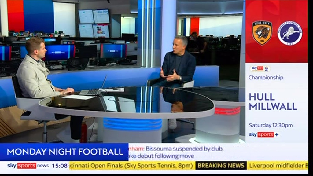 Неловкий момент Трансляция Sky Sports News прервана сильным грохотом, когда ведущий отвернулся, чтобы посмотреть