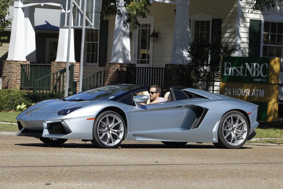 Рейнольдс демонстрирует свой потрясающий Lamborghini Aventador