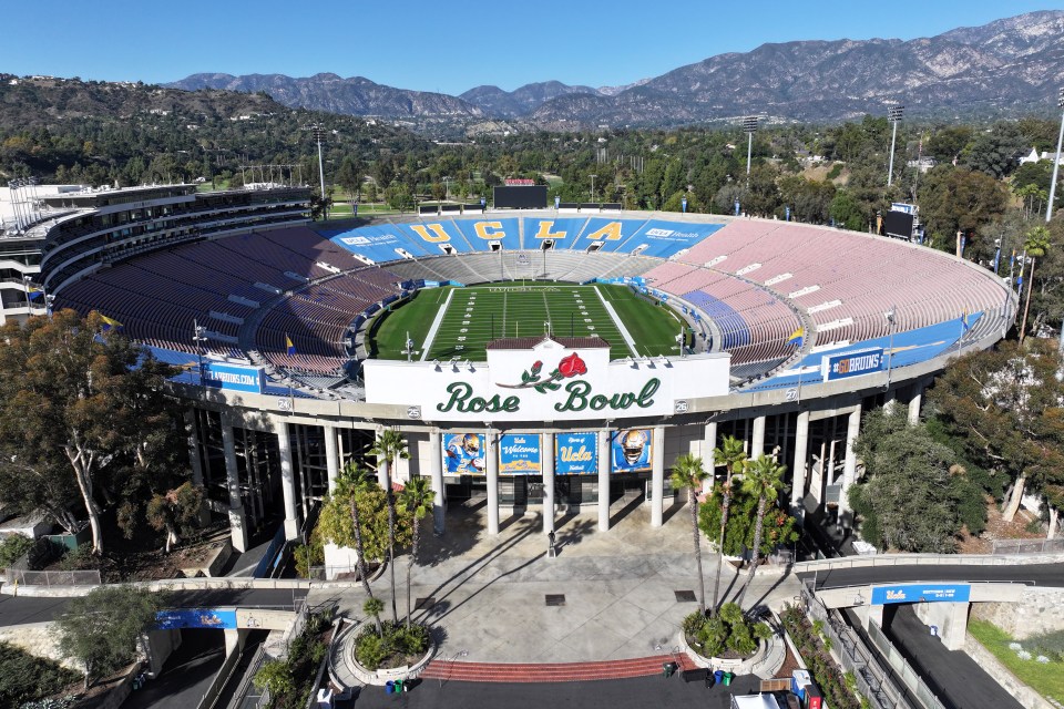 На культовом стадионе Rose Bowl пройдет ряд игр.