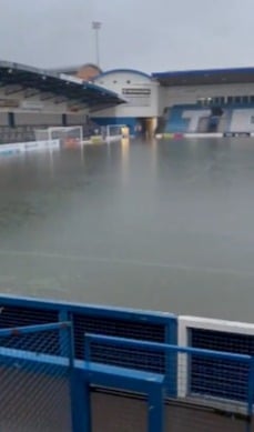 Поле AFC Telford было полностью затоплено