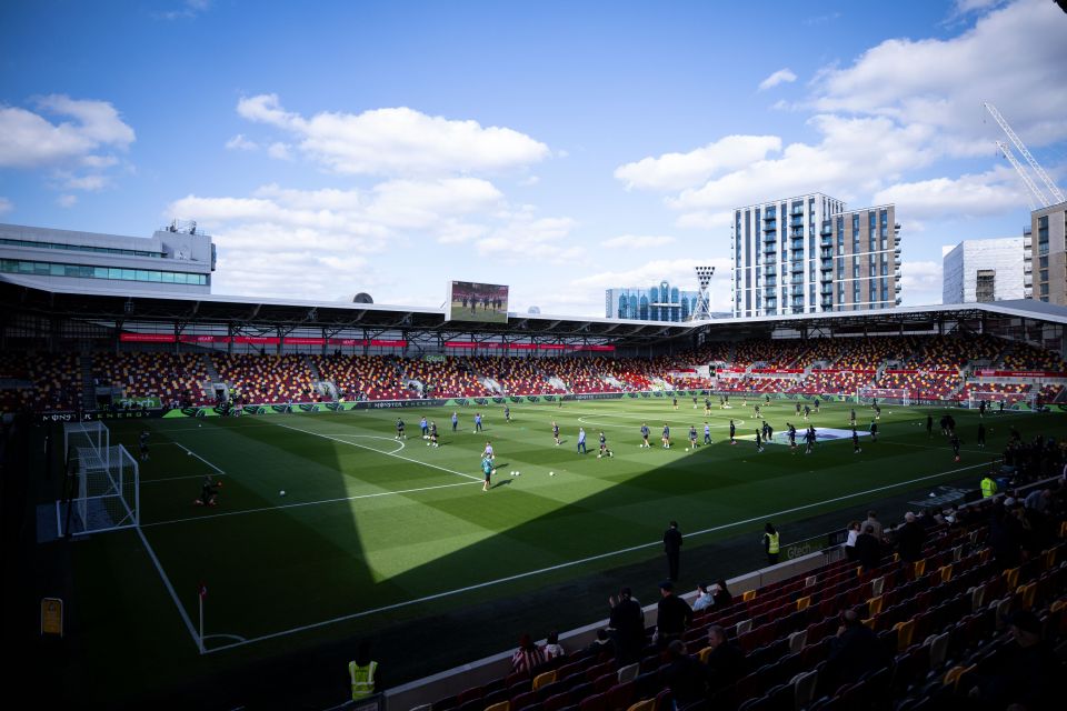 Брентфорд теперь играет на стадионе Gtech Community Stadium.