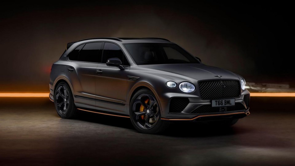 Правый защитник «Олд Траффорд» забрал домой потрясающий Bentley Bentayga S Black Edition.