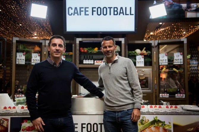 Гэри и бывший товарищ по команде Райан Гиггз закрыли Café Football в Манчестере через неделю после того, как закрыли филиал закусочной в Стратфорде, Восточный Лондон.