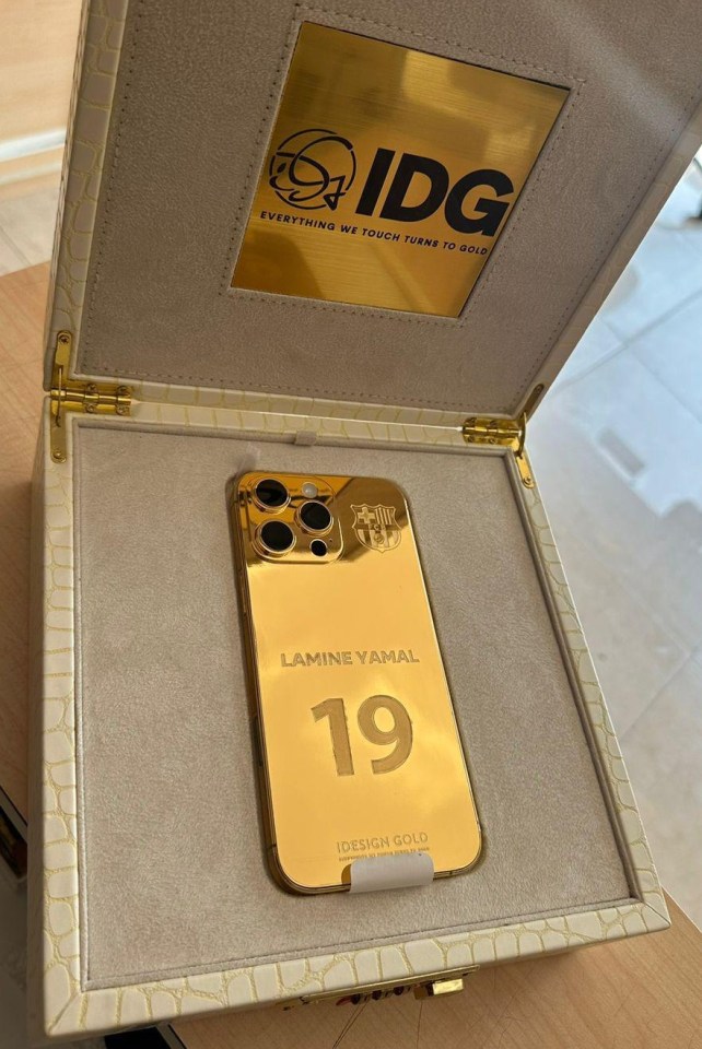 Он вручил ему iPhone из чистого золота за 10 000 фунтов стерлингов от I Design Gold.