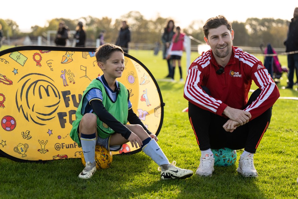 Дэвис посетил сеанс McDonald's Fun Football в футбольном клубе Чешант.