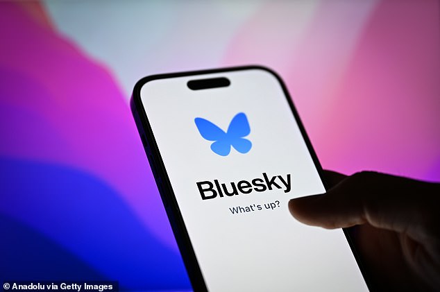 Ряд пользователей сейчас переходят на Bluesky, который аналогичен и частично создан Дорси.